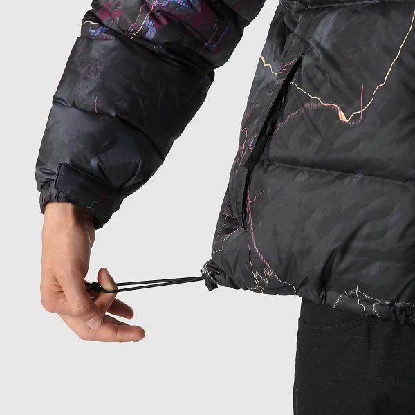 THE NORTH FACE - מעיל פוך גברים 1996 RETRO NUPTSE PACKABLE – TA3C8DIRI – tnf-black-trail-glow-print – 12