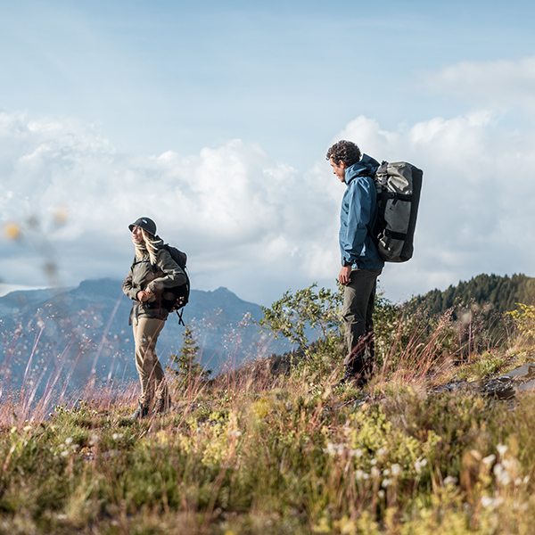 שני אנשים מטיילים בטבע עם תיקי גב גדולים