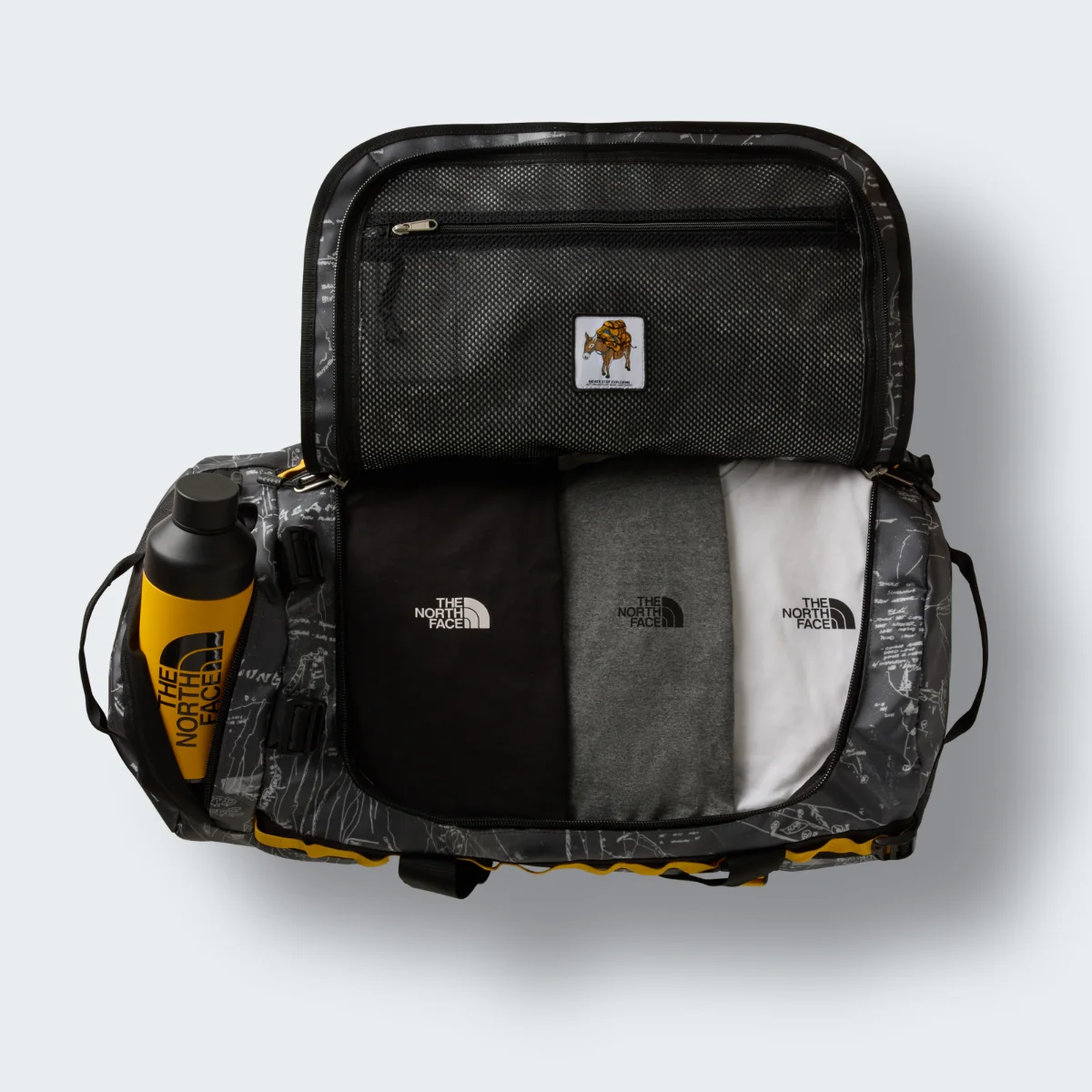 THE NORTH FACE - תיק נסיעות BASE CAMP DUFFEL - M – TA52SAMV3 – anthracite-grey-conrad-topos-print-summit-gold – 2