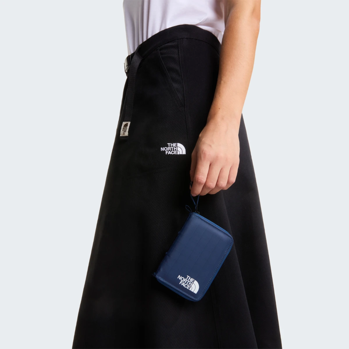 THE NORTH FACE - ארנק BASE CAMP VOYAGER – TA81BK926 – shady-blue-summit-navy – 1