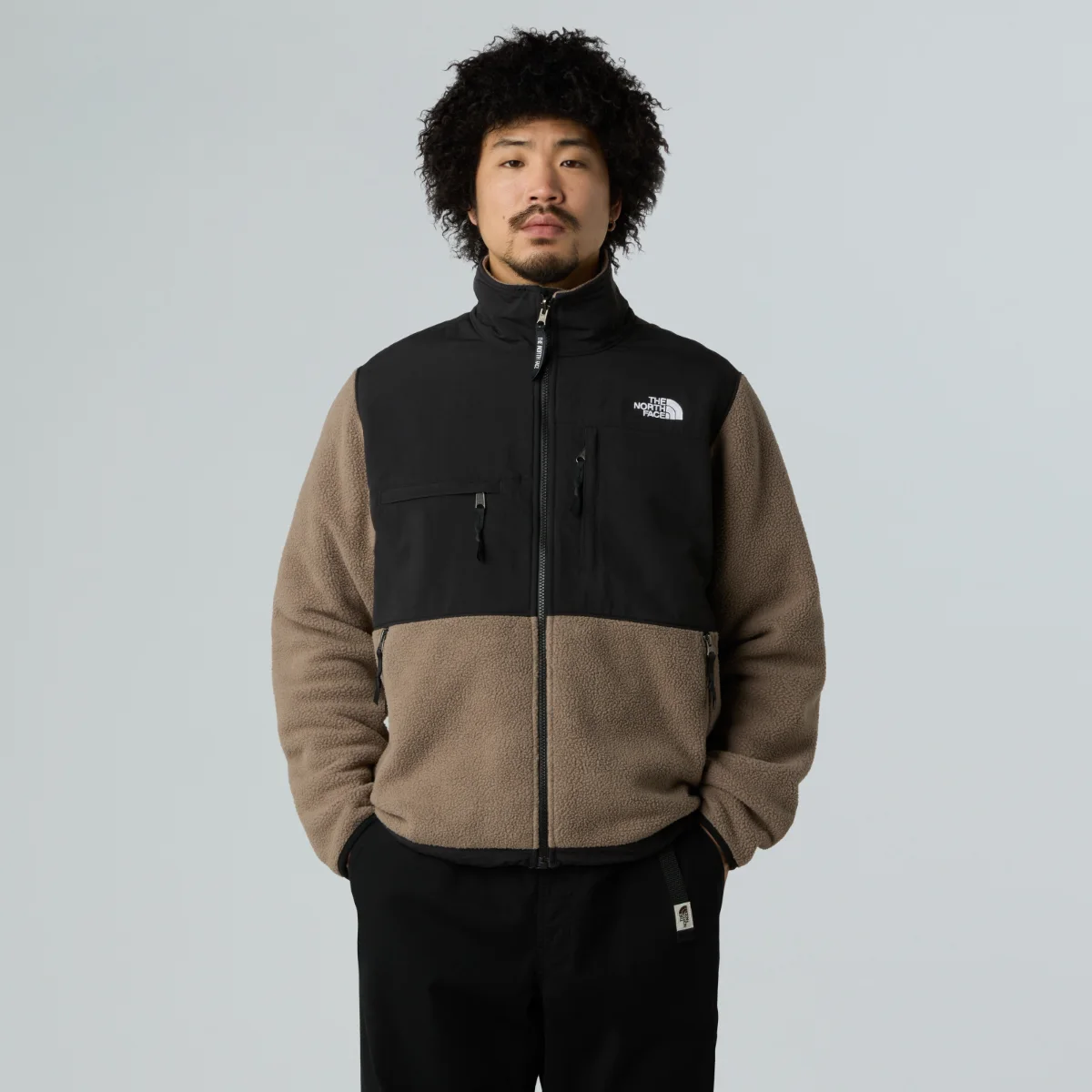 THE NORTH FACE - ג'קט פליס עם רוכסן מלא גברים RETRO DENALI – TA88XHDHL – mocha-brown-tnf-black – 1