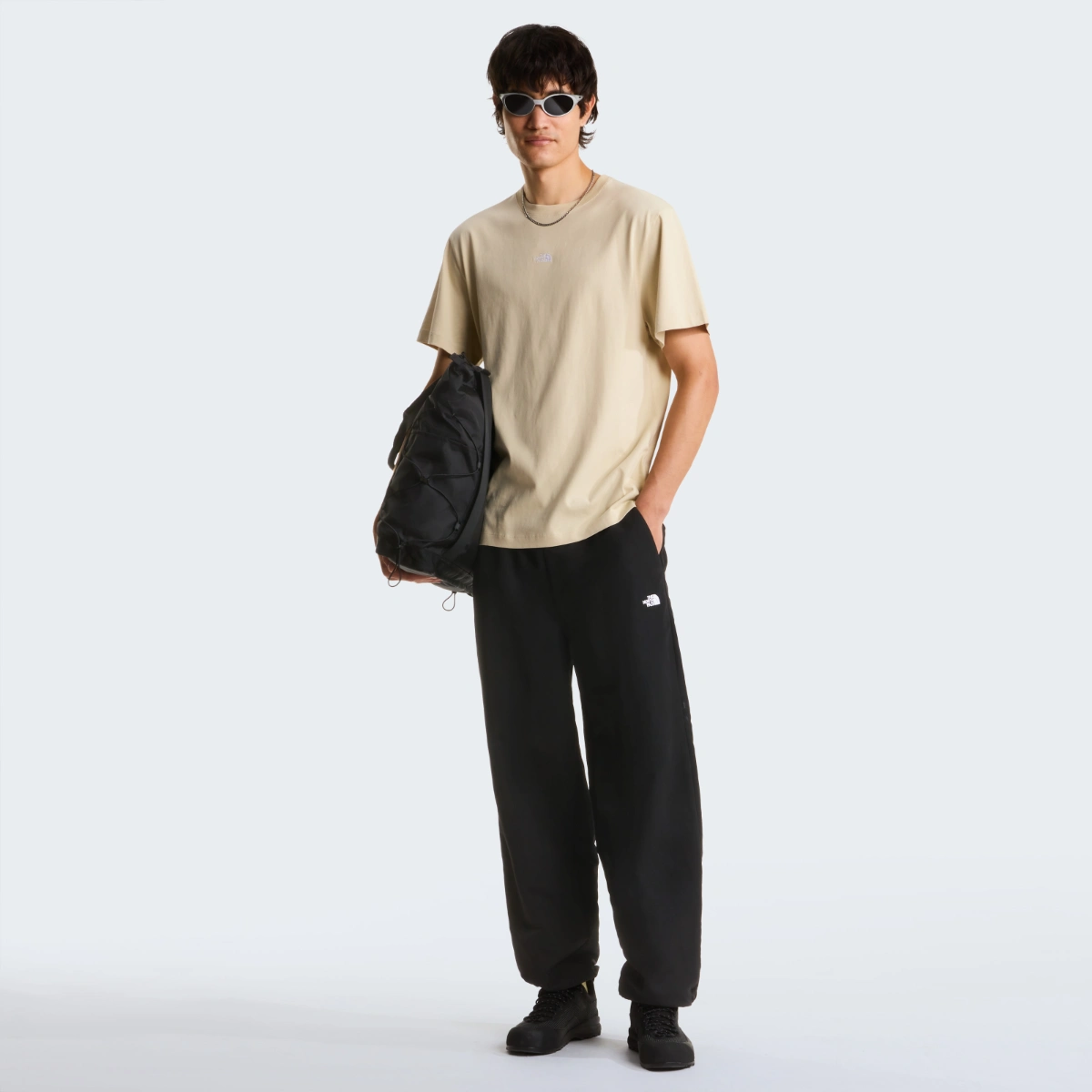 THE NORTH FACE - חולצת טי קצרה גברים ESSENTIAL CENTRE LOGO – TA8GQEDOM – desert-stone – 1